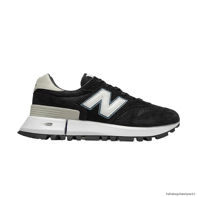 New Balance retro - style black shoes